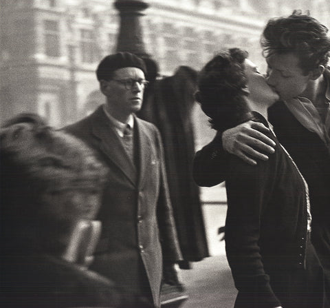 ROBERT DOISNEAU The Kiss at City Hall, 1990